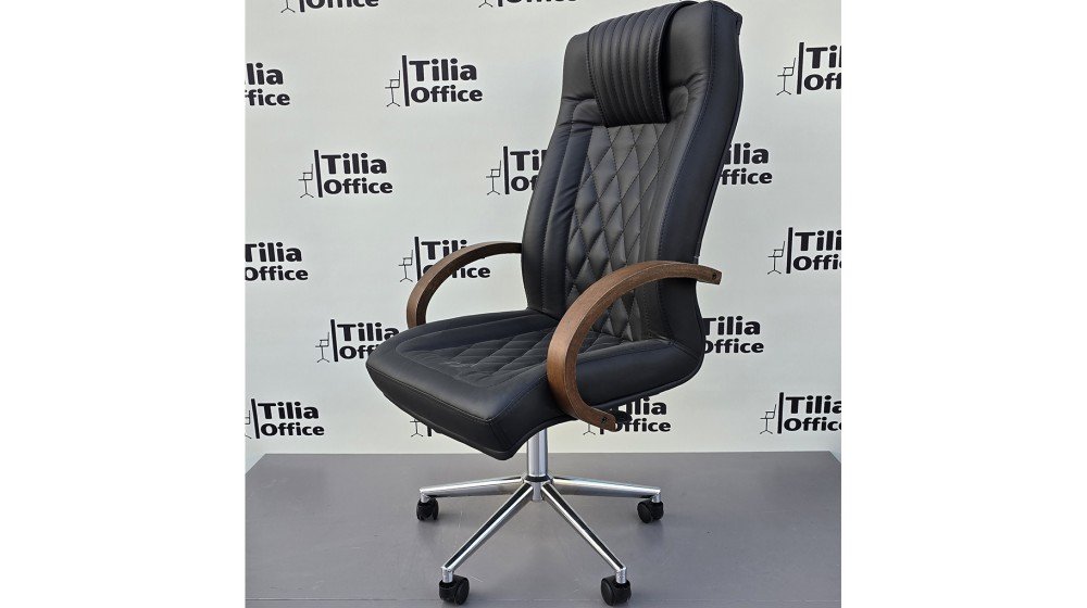 Tilia Mandela klasik makam koltuğu, siyah deri, baklava dikişli, ahşap ve krom detaylı kolçaklar.